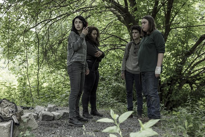 The Walking Dead: Nowy Świat - Śmierć i martwi - Z filmu - Alexa Mansour, Aliyah Royale, Nicolas Cantu, Hal Cumpston