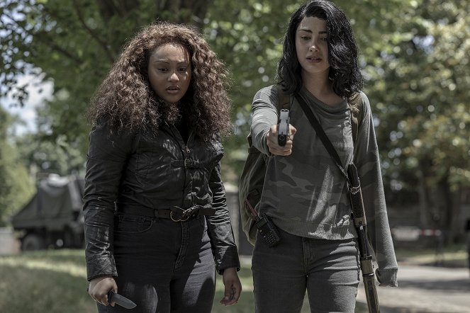 The Walking Dead: World Beyond - Death and the Dead - Photos - Aliyah Royale, Alexa Mansour