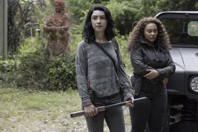 The Walking Dead: World Beyond - Death and the Dead - Van film - Alexa Mansour, Aliyah Royale