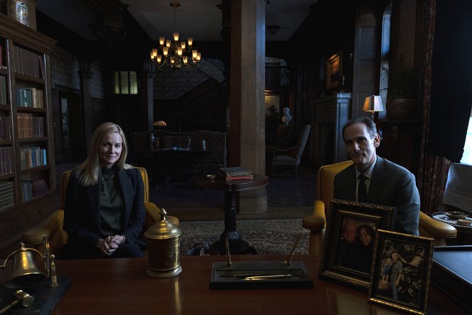 Ozark - City on the Make - Photos - Laura Linney, Damian Young