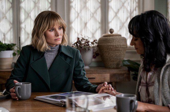 The Woman in the House Across the Street from the Girl in the Window - Episode 4 - Photos - Kristen Bell