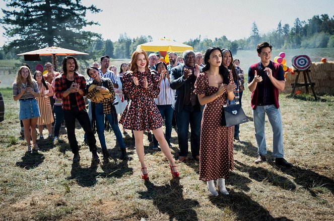 Riverdale - Season 6 - Chapter Ninety-Six: Welcome to Rivervale - Filmfotók - Drew Ray Tanner, Vanessa Morgan, Madelaine Petsch, Alvin Sanders, Camila Mendes, Erinn Westbrook, Cole Sprouse