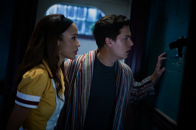 Riverdale - Chapter Ninety-Seven: Ghost Stories - Van film - Erinn Westbrook, Cole Sprouse