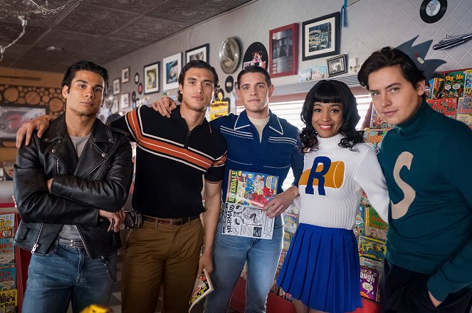 Riverdale - Chapter One Hundred: "The Jughead Paradox" - Promóció fotók - Drew Ray Tanner, Charles Melton, Casey Cott, Erinn Westbrook, Cole Sprouse