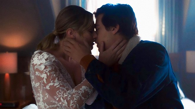 Riverdale - Chapter One Hundred: "The Jughead Paradox" - Photos - Lili Reinhart, Cole Sprouse