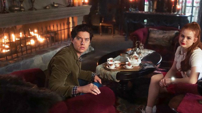 Riverdale - Chapter One Hundred: "The Jughead Paradox" - Photos - Cole Sprouse, Madelaine Petsch
