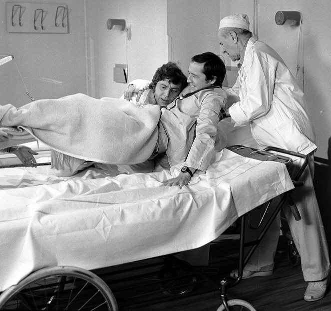 Das Krankenhaus am Rande der Stadt - Der Ellenbogen - Filmfotos - Viktor Preiss, Josef Beyvl