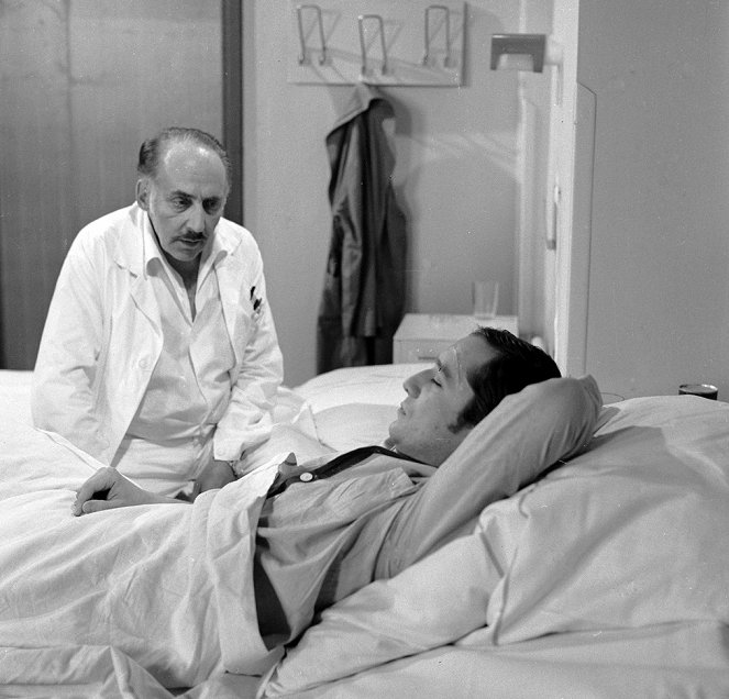 Das Krankenhaus am Rande der Stadt - Der Ellenbogen - Filmfotos - Miloš Kopecký, Viktor Preiss