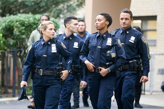 Blue Bloods - Crime Scene New York - Handcuffs - Photos - Vanessa Ray, Yasha Jackson