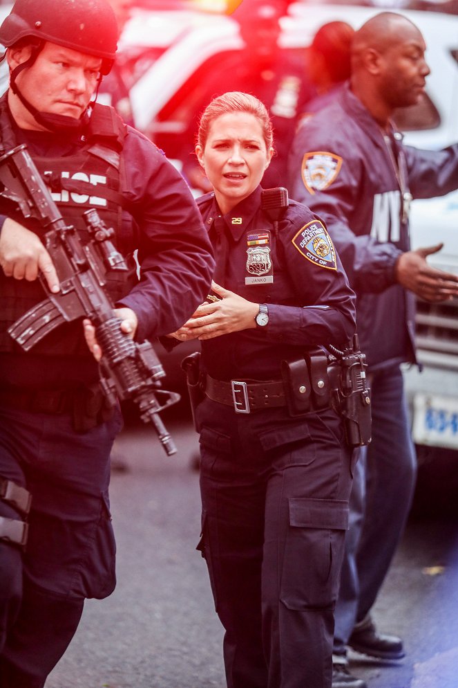 Blue Bloods - Crime Scene New York - Handcuffs - Photos - Vanessa Ray