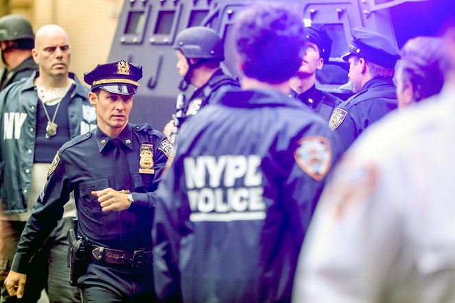 Blue Bloods - Crime Scene New York - Handcuffs - Photos - Will Estes