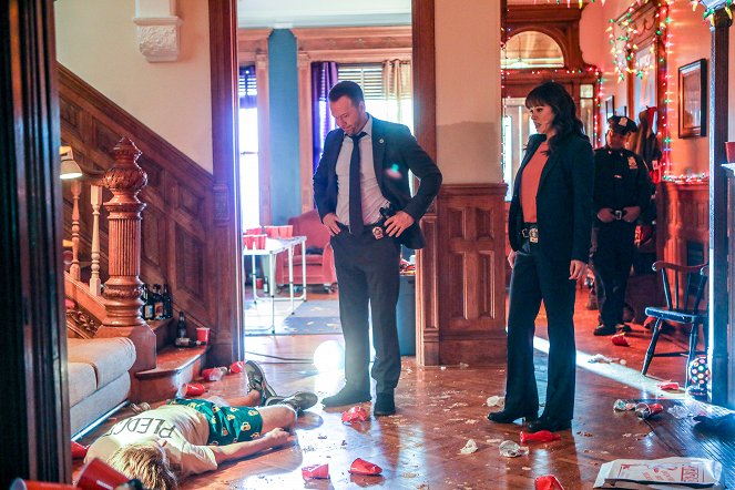 Blue Bloods - Crime Scene New York - Season 9 - Trust - Photos - Donnie Wahlberg, Marisa Ramirez