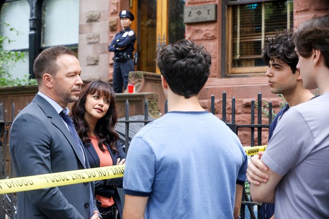 Blue Bloods - Crime Scene New York - Trust - Photos - Donnie Wahlberg, Marisa Ramirez