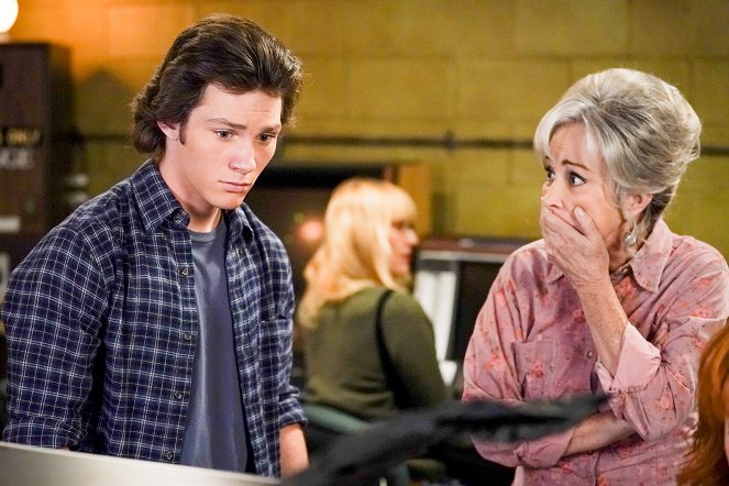 Young Sheldon - An Expensive Glitch and a Goof-Off Room - Van film - Montana Jordan, Annie Potts