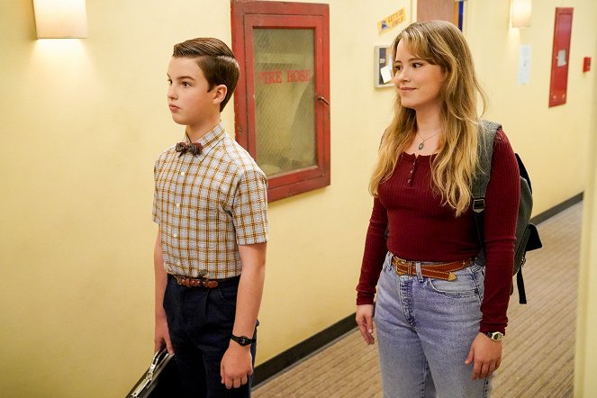 Young Sheldon - An Expensive Glitch and a Goof-Off Room - Van film - Iain Armitage, Taylor Spreitler