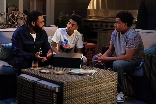 Black-ish - Season 8 - Sneakers by the Dozen - Filmfotos - Anthony Anderson, Miles Brown, Marcus Scribner