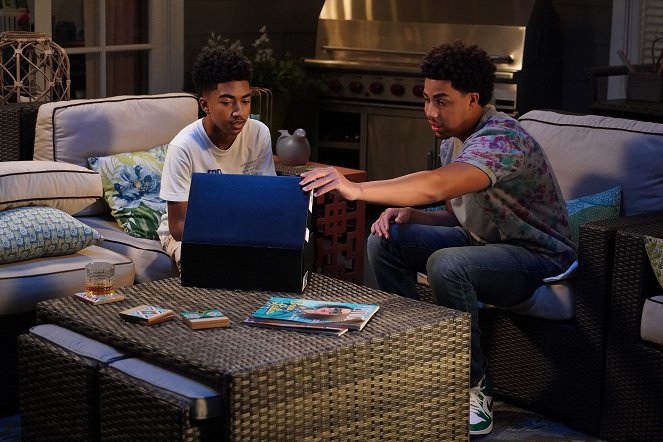 Black-ish - Sneakers by the Dozen - Filmfotos - Miles Brown, Marcus Scribner