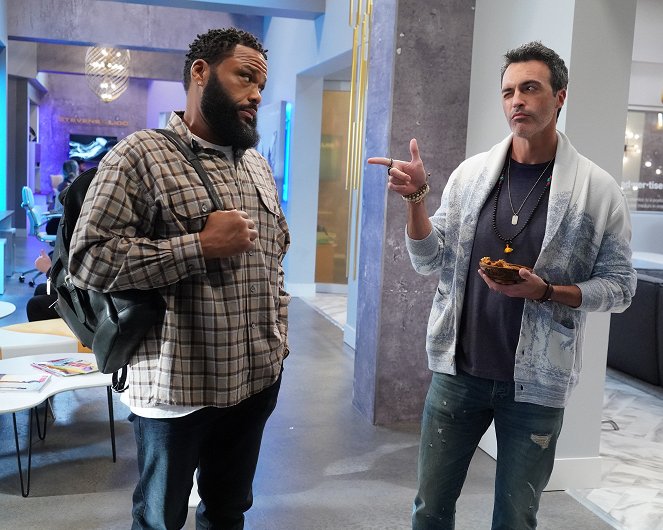 Black-ish - Sneakers by the Dozen - Making of - Anthony Anderson, Reid Scott