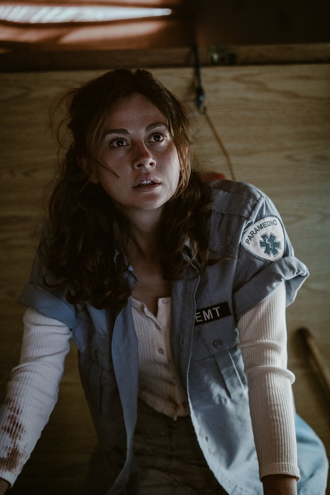 From - Season 1 - Long Day's Journey Into Night - Filmfotos - Chloe Van Landschoot