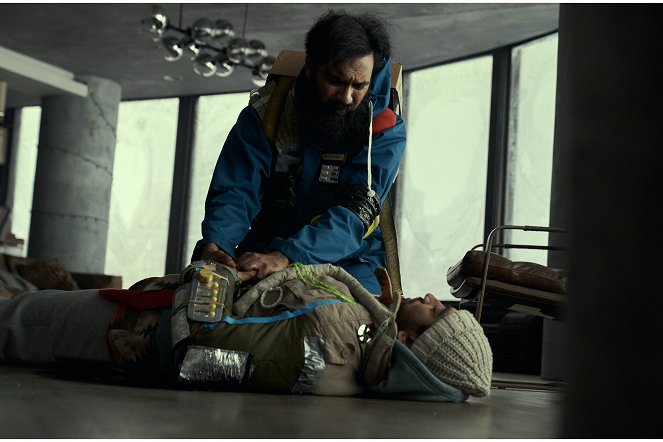 Stanice 11 - Goodbye My Damaged Home - Z filmu - Himesh Patel, Nabhaan Rizwan