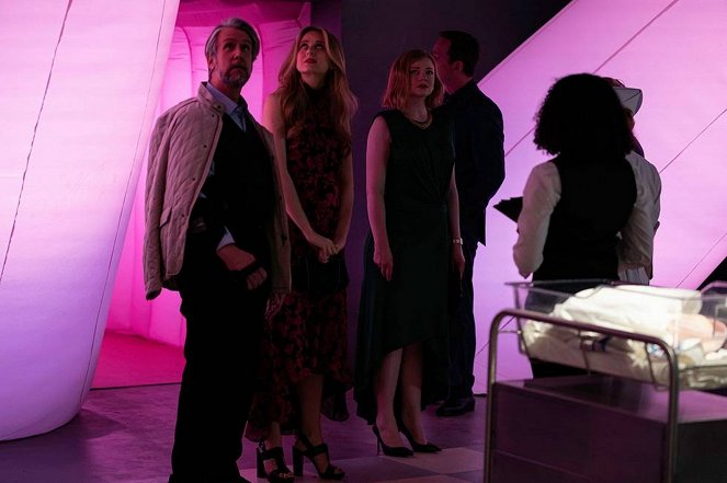 Succession - Too Much Birthday - Photos - Alan Ruck, Sarah Snook, Justine Lupe