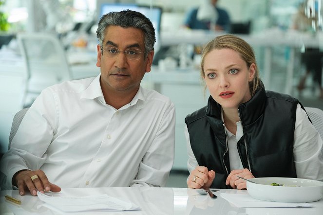 The Dropout - Heroes - Photos - Naveen Andrews, Amanda Seyfried