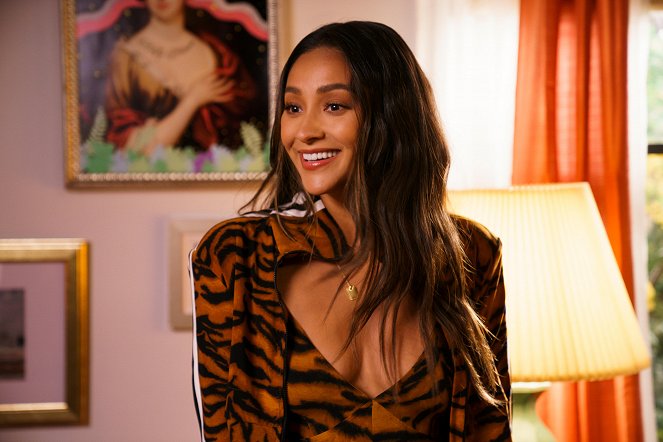 Dollface - Season 2 - Agence de voyage - Film - Shay Mitchell