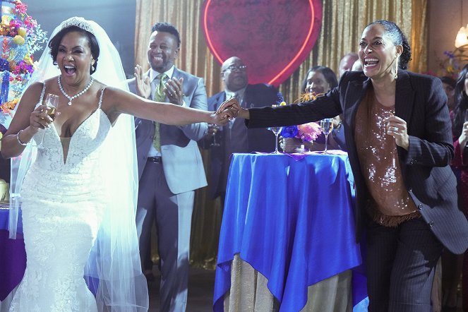 Black-ish - My Work-Friend's Wedding - Photos - Vivica A. Fox, Tracee Ellis Ross