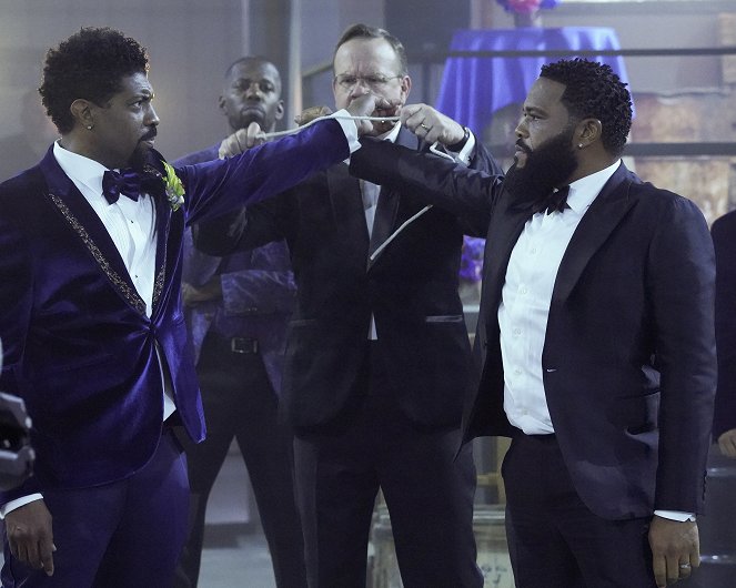 Black-ish - Season 8 - My Work-Friend's Wedding - Kuvat elokuvasta - Deon Cole, Peter Mackenzie, Anthony Anderson