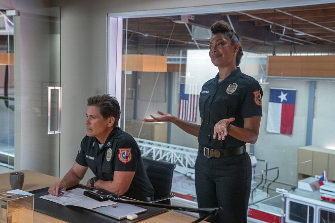9-1-1: Lone Star - Red vs. Blue - Photos - Rob Lowe, Gina Torres