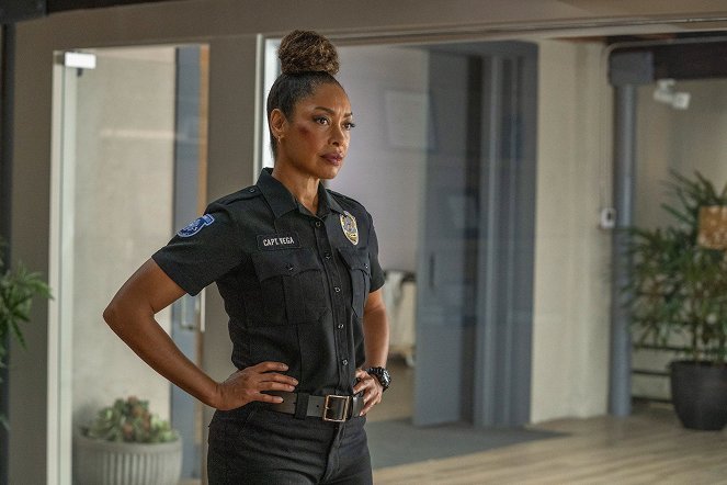 9-1-1: Lone Star - Red vs. Blue - Photos - Gina Torres