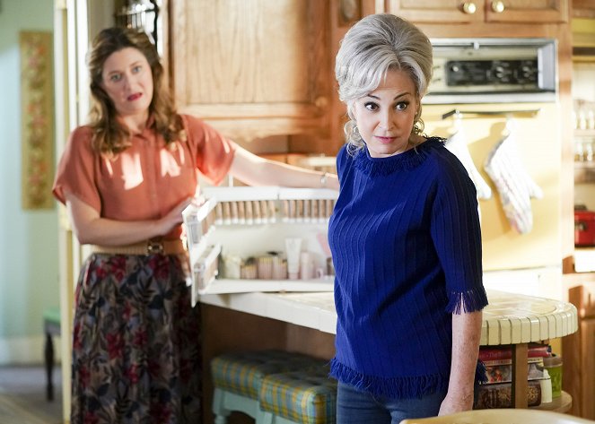 Young Sheldon - A Pink Cadillac and a Glorious Tribal Dance - Photos - Zoe Perry, Annie Potts