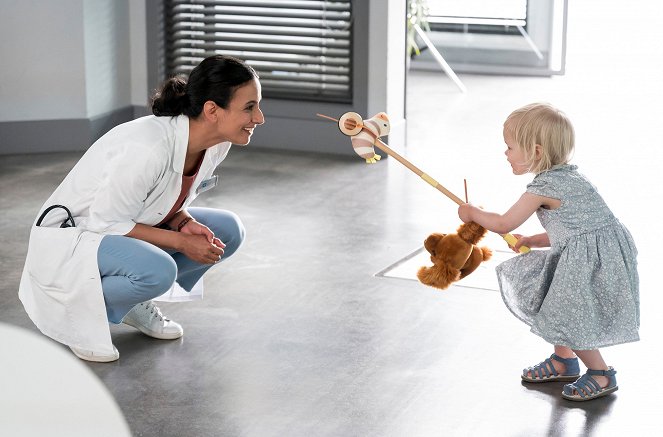 In aller Freundschaft - Die jungen Ärzte - Helfen - Photos