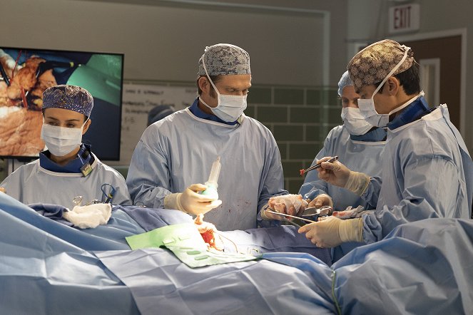 Chirurdzy - Nie czas umierać - Z filmu - Caterina Scorsone, Chris Carmack, Alex Landi