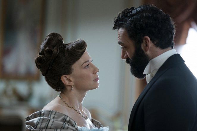 The Gilded Age - Charity Has Two Functions - De la película - Carrie Coon, Morgan Spector