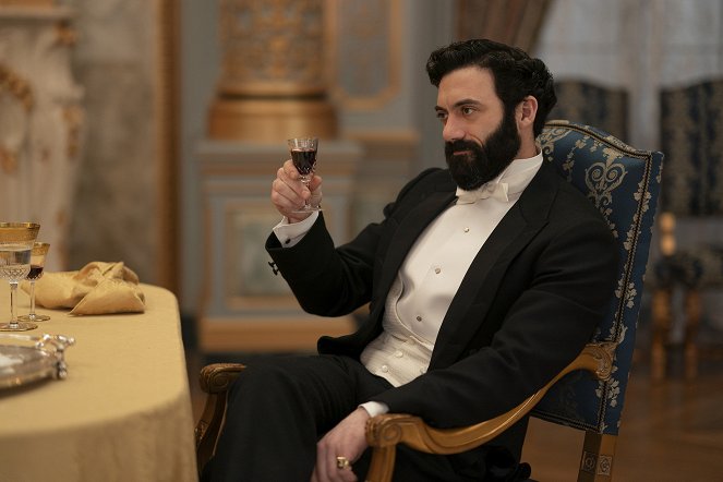 The Gilded Age - Charity Has Two Functions - Van film - Morgan Spector