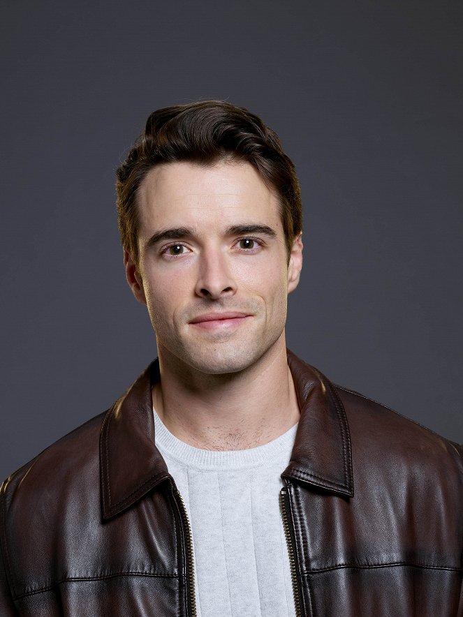 Butlers in Love - Promoción - Corey Cott