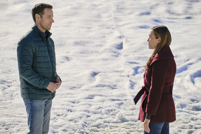 The Christmas Promise - Filmfotos - Dylan Bruce, Torrey DeVitto