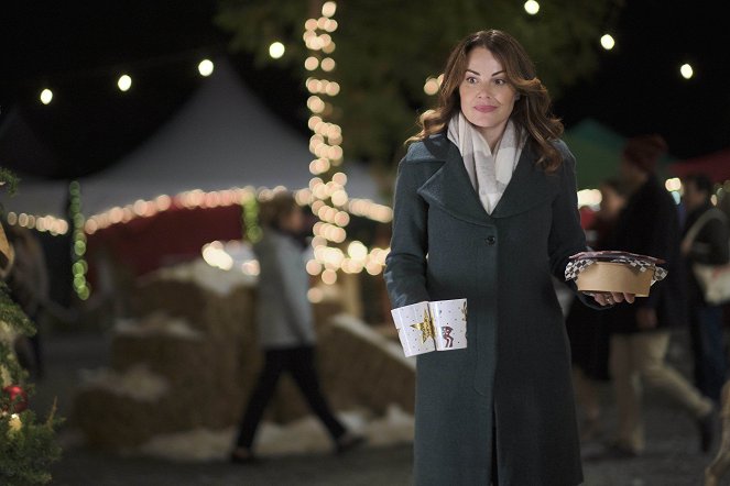 Open by Christmas - Filmfotos - Erica Durance