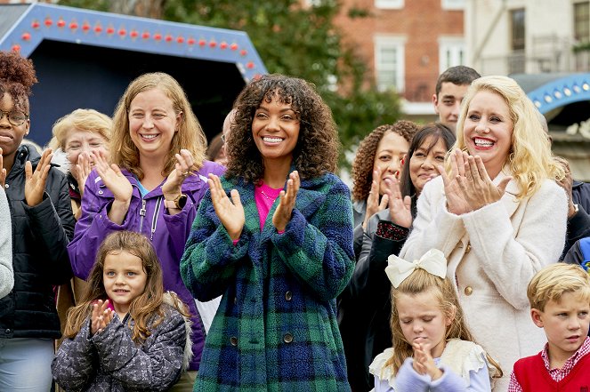 Every Time a Bell Rings - Z filmu - Lyndie Greenwood