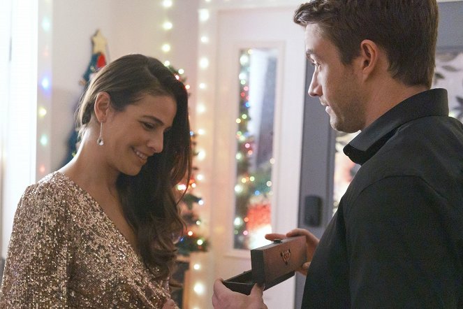 The Christmas House - Film - Ana Ayora, Robert Buckley