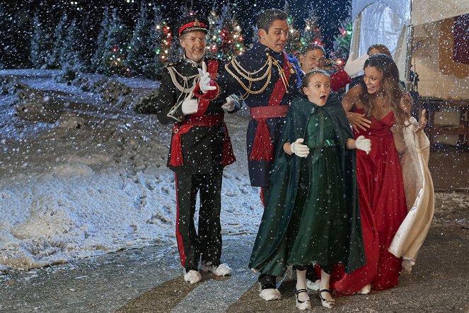 Das Weihnachtskarussell - Alles dreht sich um die Liebe - Filmfotos - Neal Bledsoe, Tessa Kozma, Rachel Boston