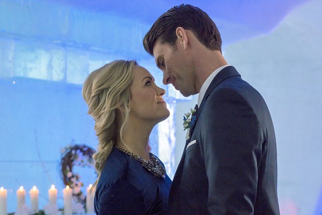 Winter Castle - Romanze im Eishotel - Filmfotos - Emilie Ullerup, Kevin McGarry