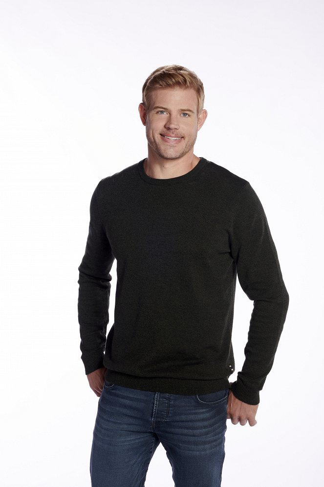 Nostalgic Christmas - Promokuvat - Trevor Donovan