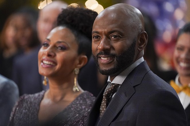 A Million Little Things - Surprise - Filmfotos - Romany Malco