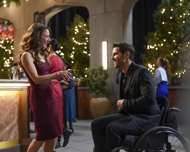 A Million Little Things - Surprise - Photos - Erin Karpluk, David Giuntoli