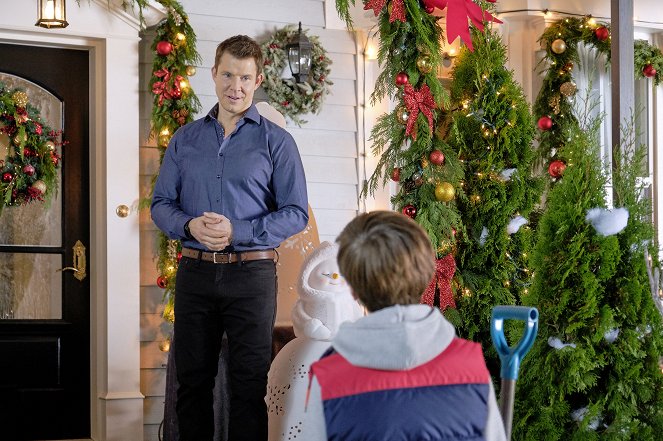 It's Beginning to Look a Lot Like Christmas - Do filme - Eric Mabius