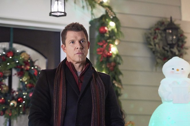 It's Beginning to Look a Lot Like Christmas - Photos - Eric Mabius