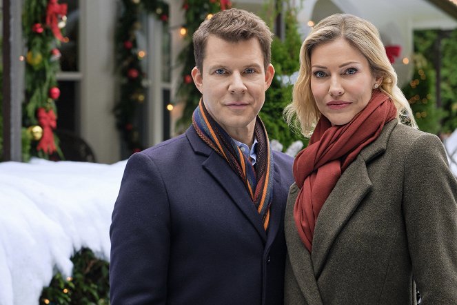 Der Weihnachtswettbewerb - Werbefoto - Eric Mabius, Tricia Helfer