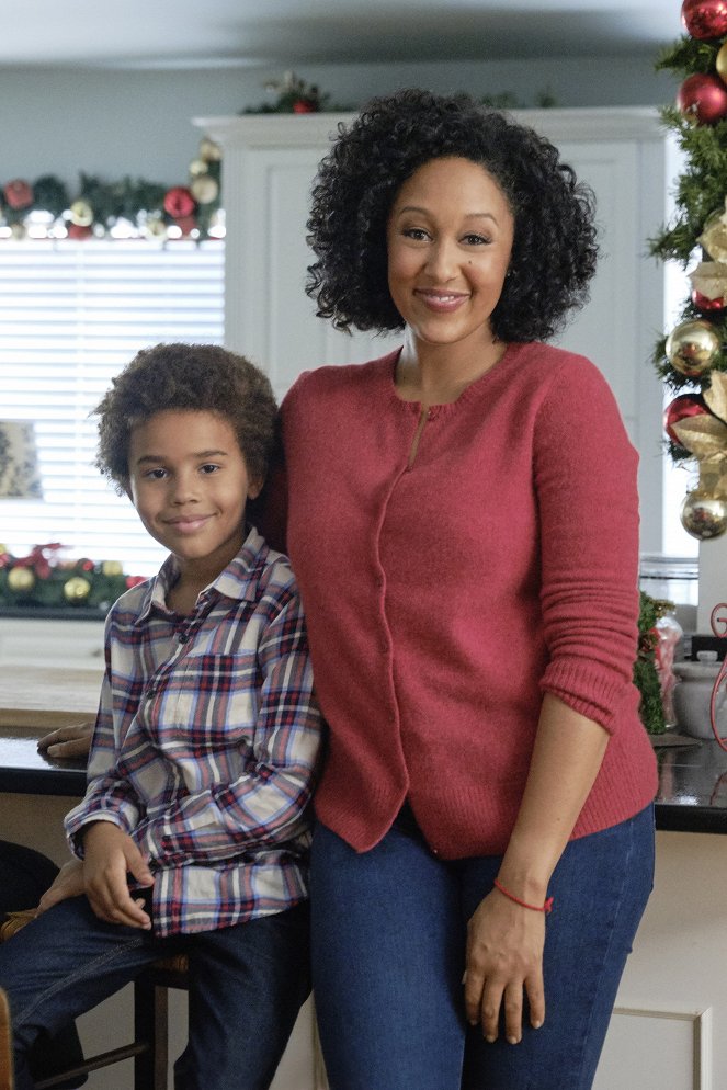 A Christmas Miracle - Promo - Gabriel Jacob-Cross, Tamera Mowry-Housley